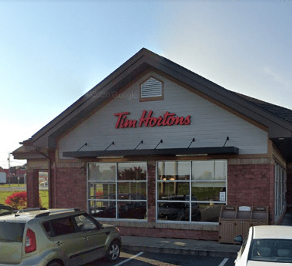 Devanture du Tim Hortons situ\u00e9 au 8270, boul. Taschereau \u00e0 Brossard.