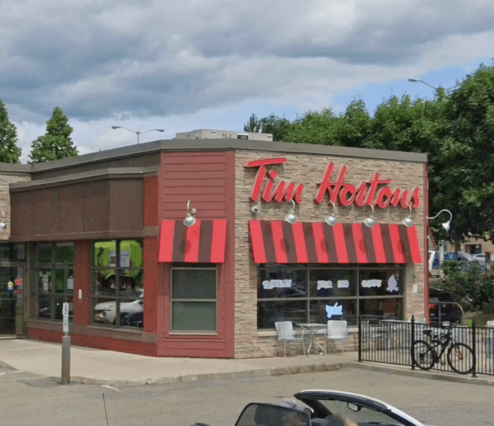 Devanture du Tim Hortons sur le boulevard de l'Ormi\u00e8re.