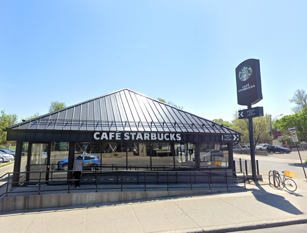 Devanture du \u200bStarbucks sur le boulevard Cr\u00e9mazie Est.