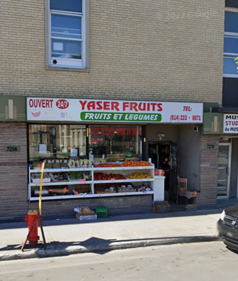 Devanture du Yaser Fruits \u00e0 Montr\u00e9al.