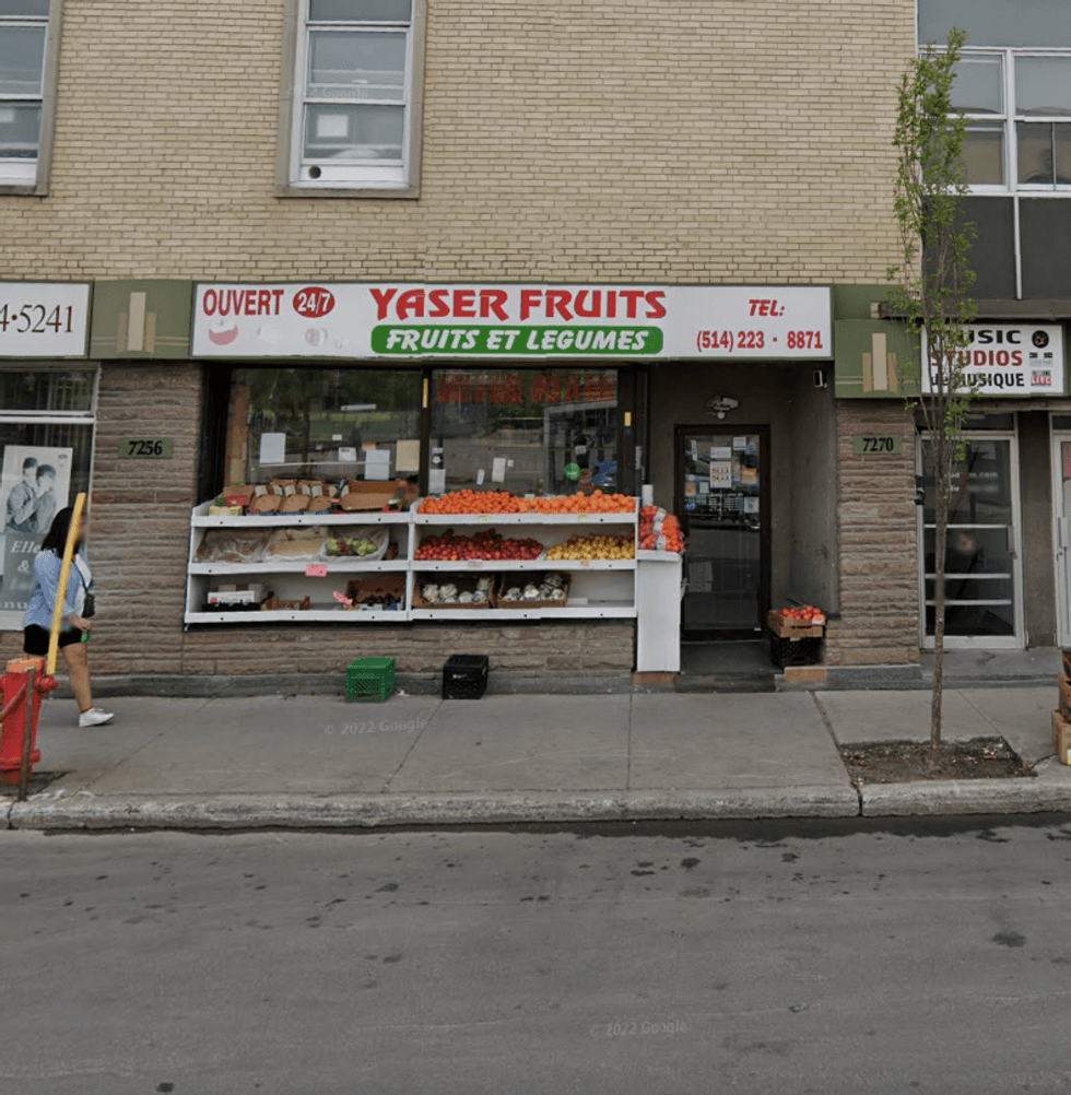 Devanture du Yaser Fruits \u00e0 Montr\u00e9al.