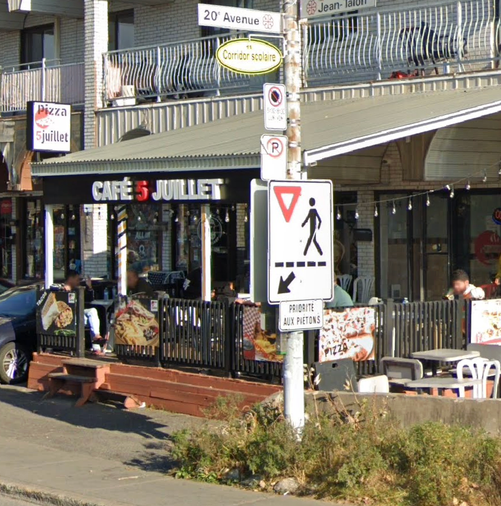 Devanture et terrasse du Caf\u00e9 5 Juillet \u00e0 Montr\u00e9al.