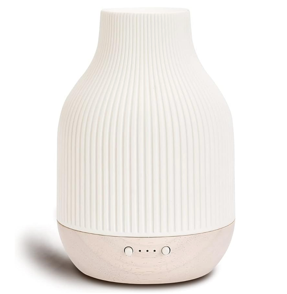 Diffuseur d'huiles essentielles en c\u00e9ramique de deux couleurs diff\u00e9rentes.