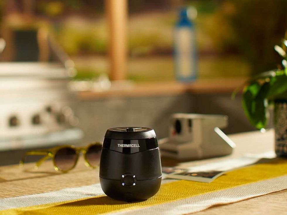 Diffuseur Thermacell sur une table ext\u00e9rieure.