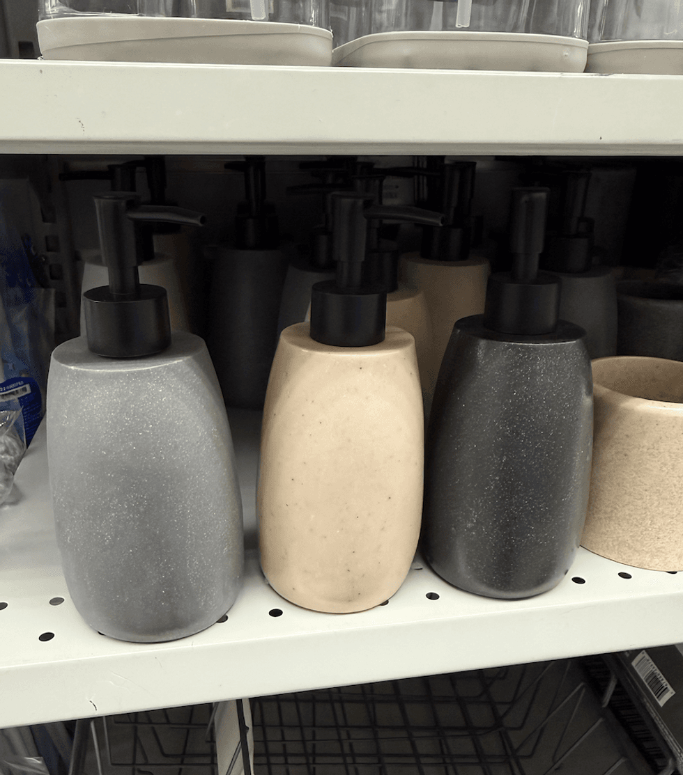 Distributeurs de savon \u00e0 pompe noire avec fini effet pierre, offerts en gris, beige et charbon chez Dollarama.