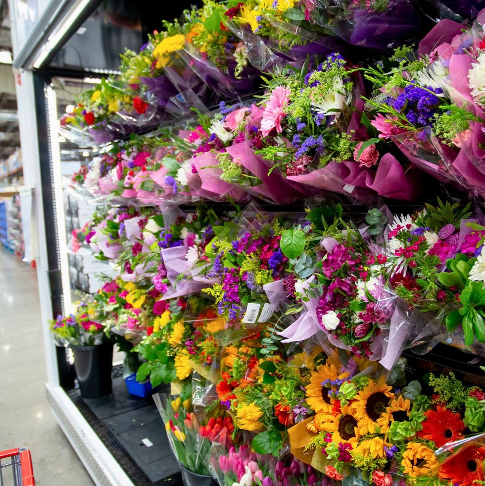 Divers bouquets de fleurs dispos\u00e9s dans un espace r\u00e9frig\u00e9r\u00e9 chez Costco.