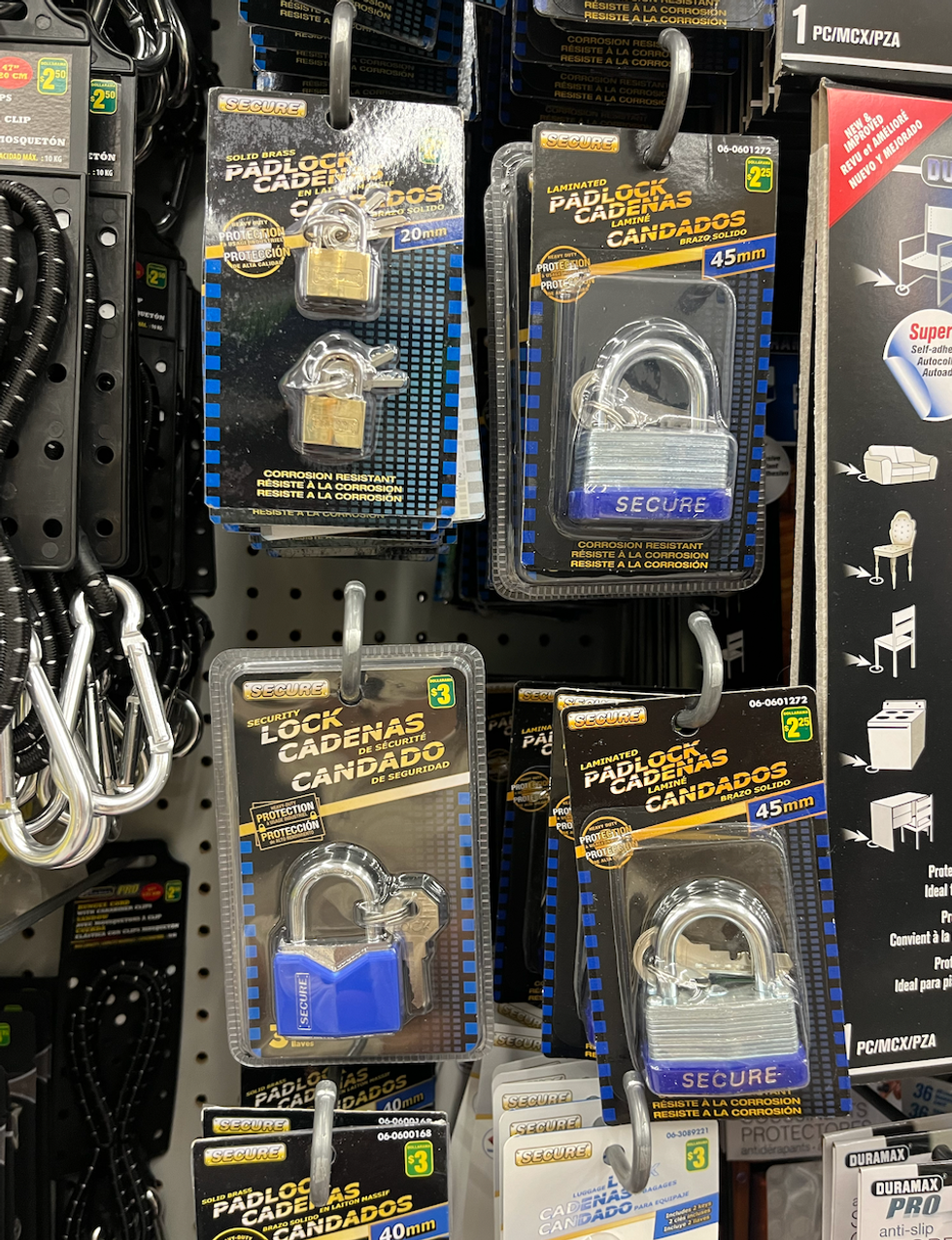 Divers cadenas \u00e0 combinaison ou serrure de diff\u00e9rentes tailles vendus au Dollarama.