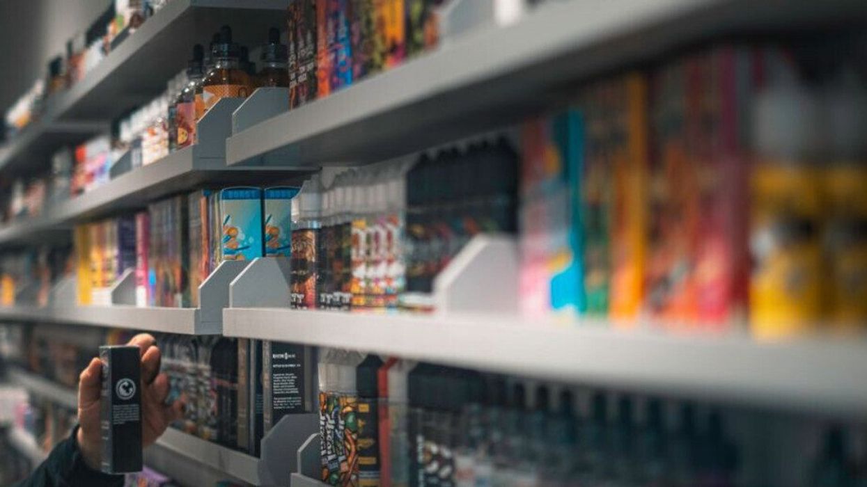 Diverses alternatives de cigarettes électroniques sont présentées sur une étagère.