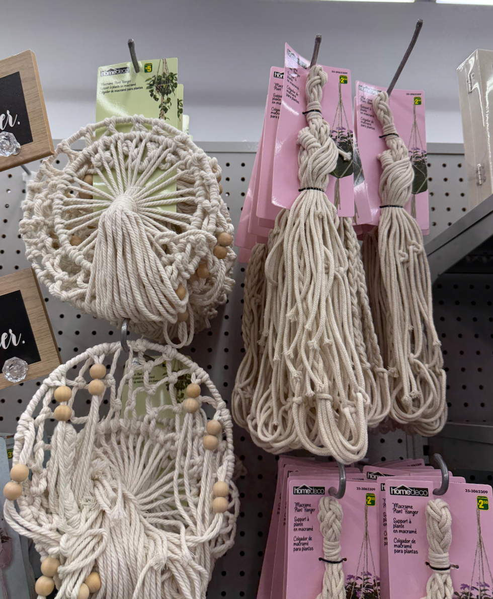 Diverses suspensions pour plantes en macram\u00e9 vendues au Dollarama.