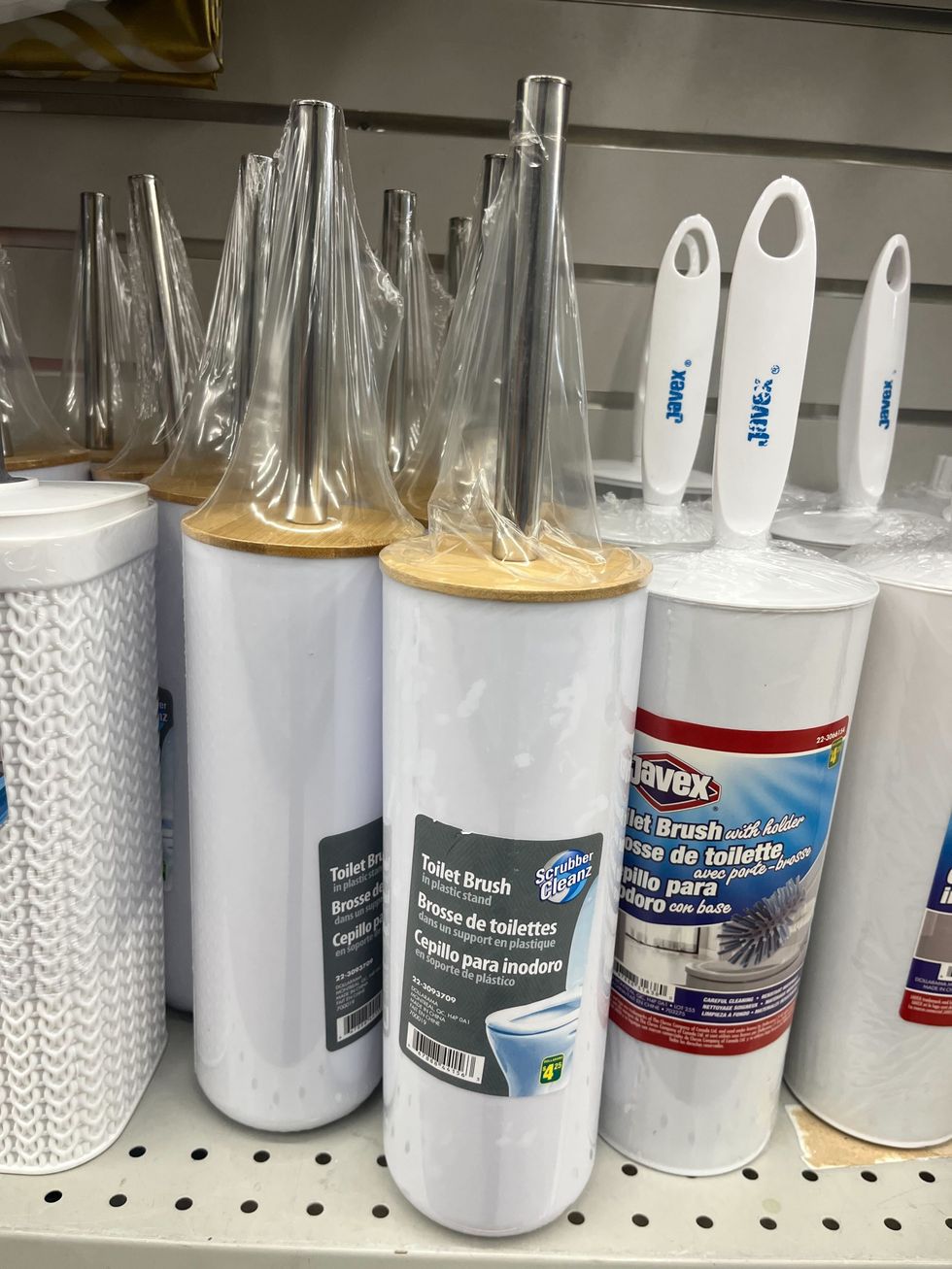 Diverses \u200bbrosses de toilettes blanches sur les tablettes du Dollarama.