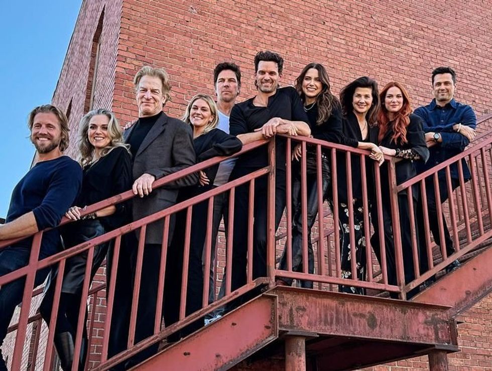 Dix personnages de la s\u00e9rie Les fr\u00e8res Scott prennent la pose dans les marches du club TRIC.