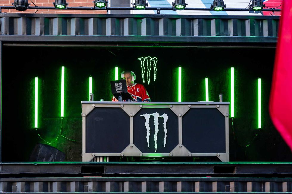 DJ lors d\u2019un \u00e9v\u00e9nement des fans du Canadien.