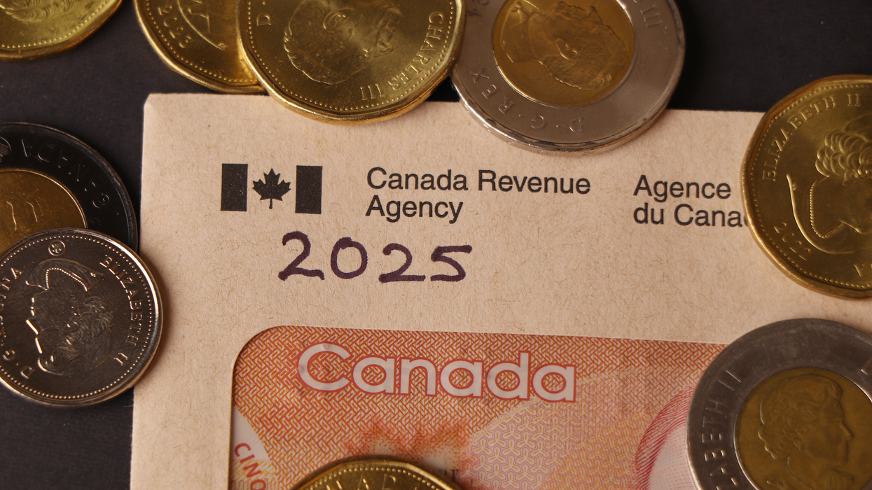 Documents fiscaux et de l'argent canadien.