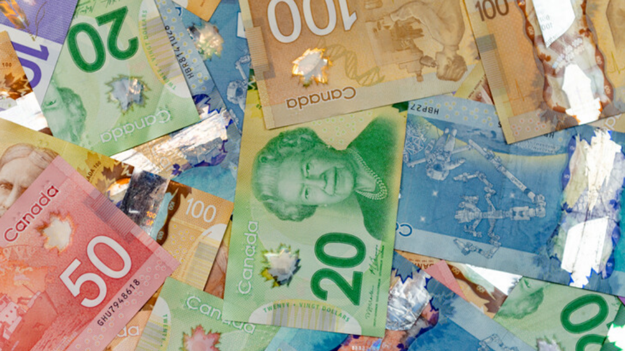 Dollars canadiens.
