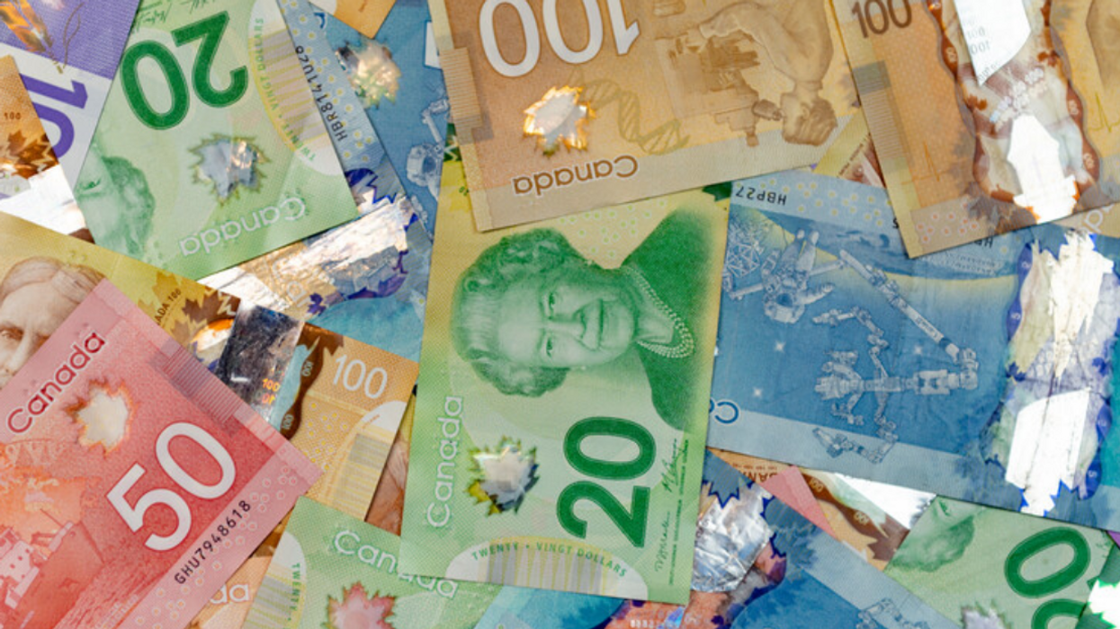 Dollars canadiens.
