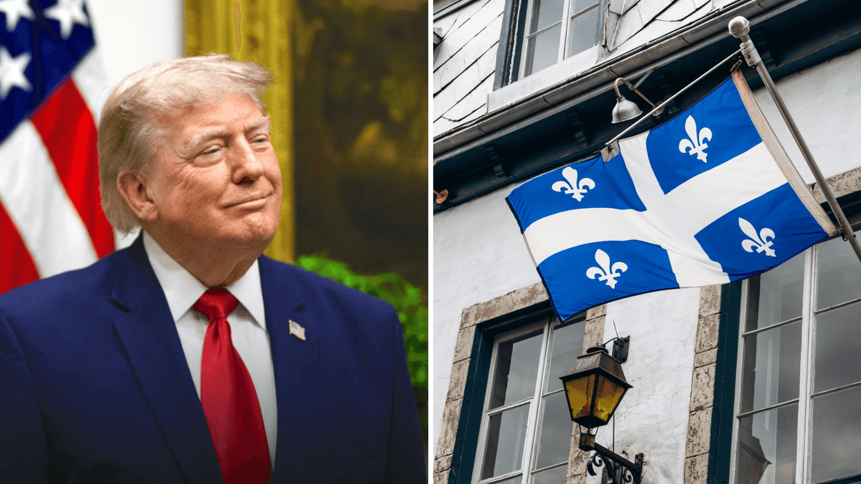 Donald Trump. Droite : Drapeau du Québec.