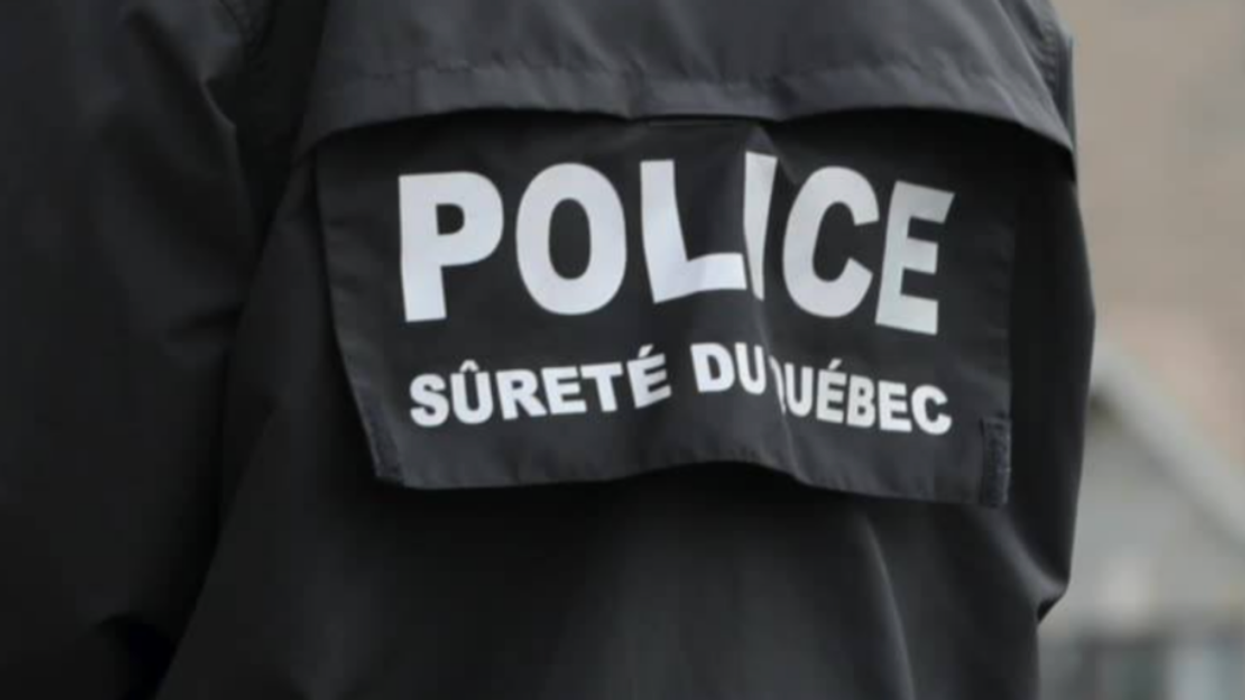 Dos d'un uniforme de la Sûreté du Québec.