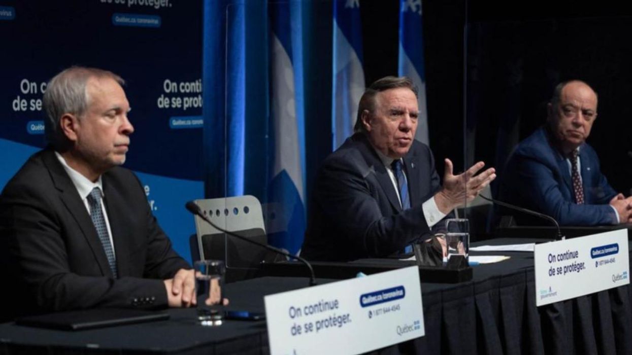 Dr Luc Boileau, François Legault et Christian Dubé lors d'un point de presse.