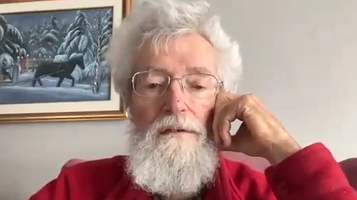 Dr Pierre « Doc » Mailloux  vêtu de rouge.