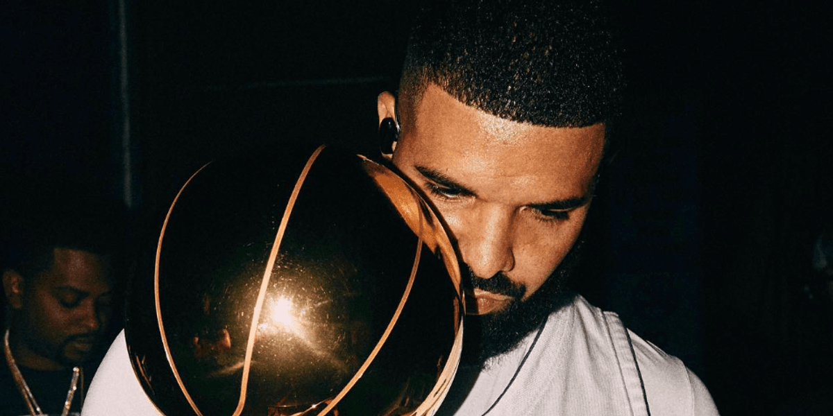 Drake Got A Giant Chain To Celebrate The 6ix & It's A 'Where's Waldo ...