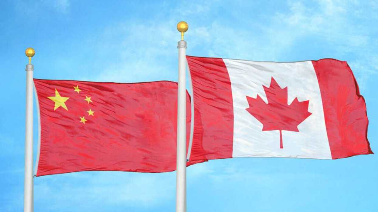 Drapeau de la Chine et du Canada.