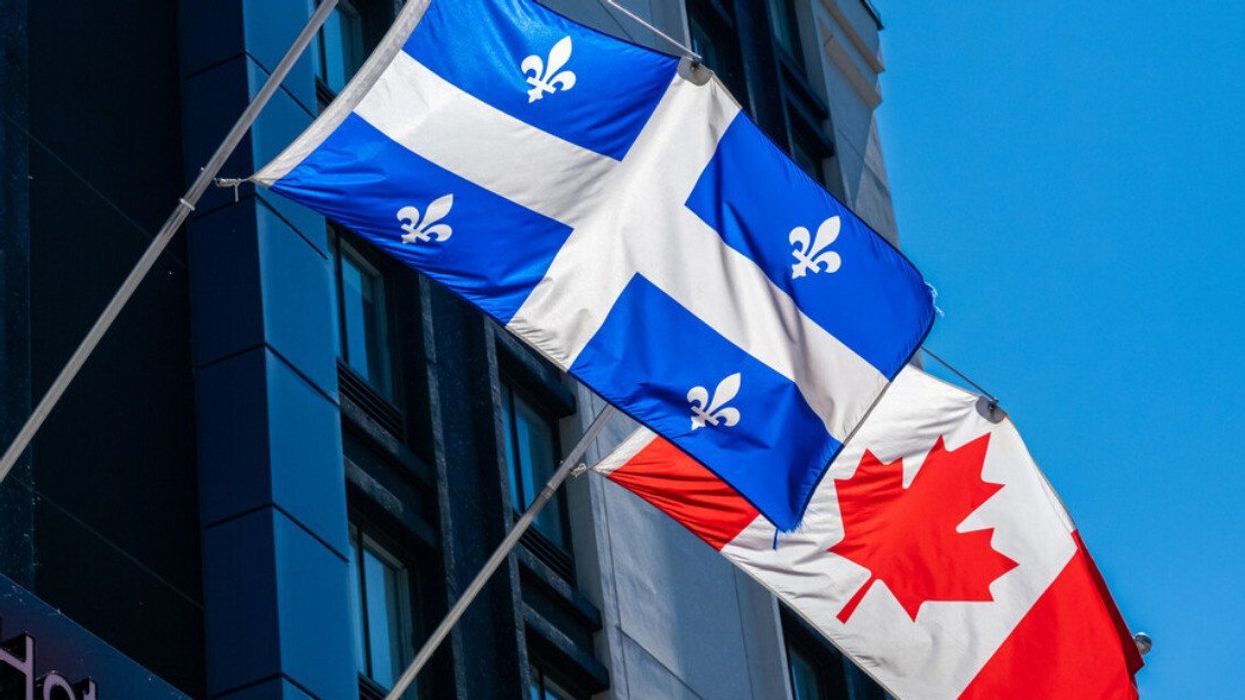 Drapeaux du Québec et du Canada.