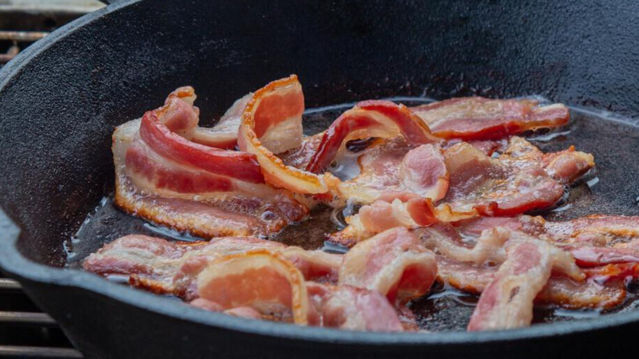Du bacon dans une poêle. 