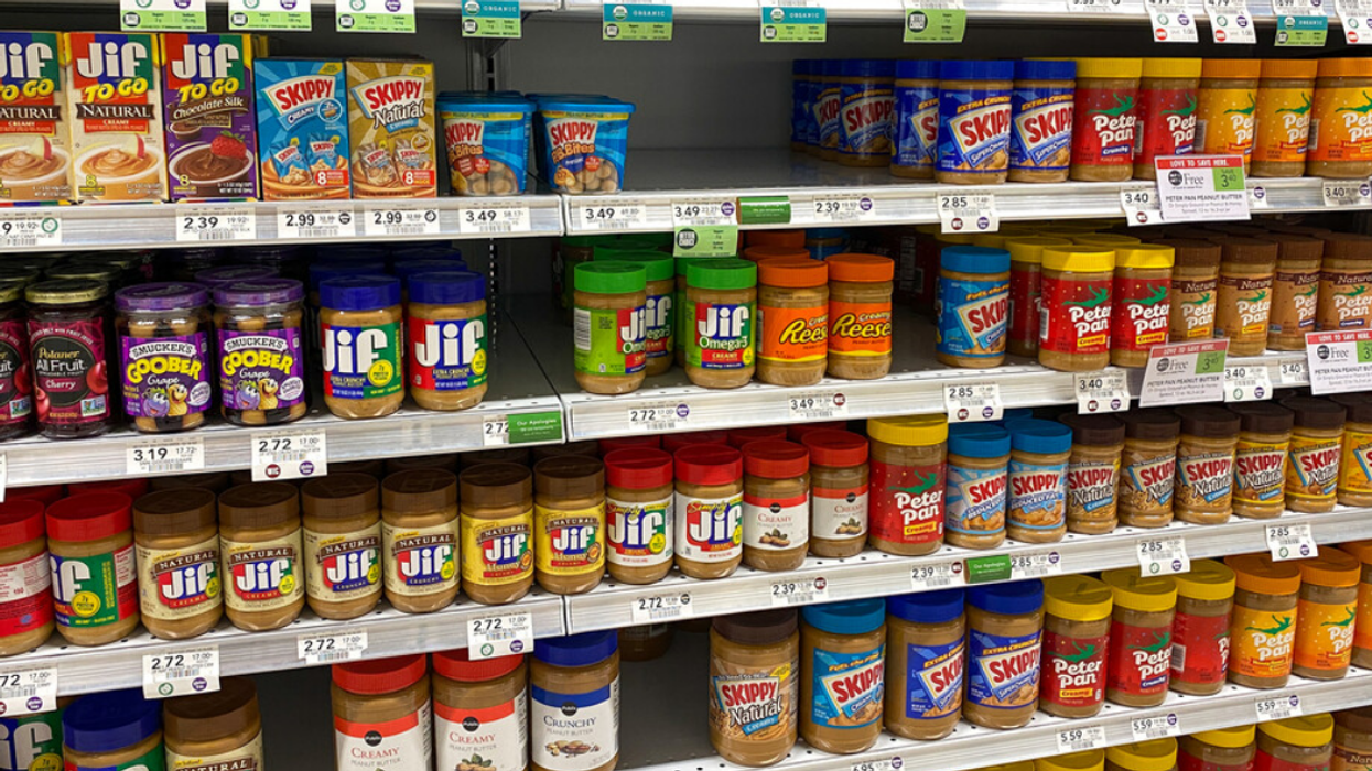 Du beurre d'arachide dans une épicerie.