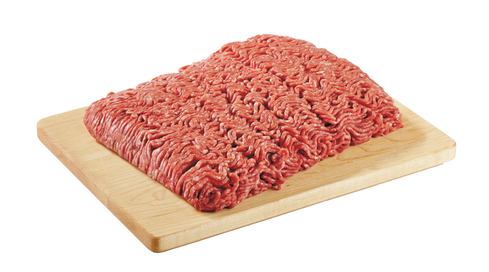 Du boeuf hach\u00e9 sur une planche \u00e0 d\u00e9couper en bois.