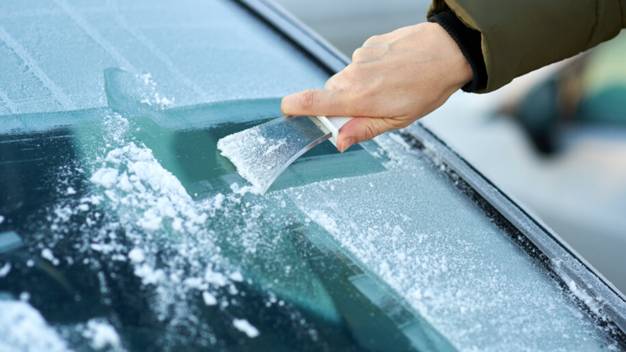 Du gel sur une voiture.