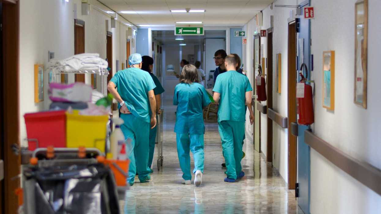 Du personnel de la santé dans un hôpital.