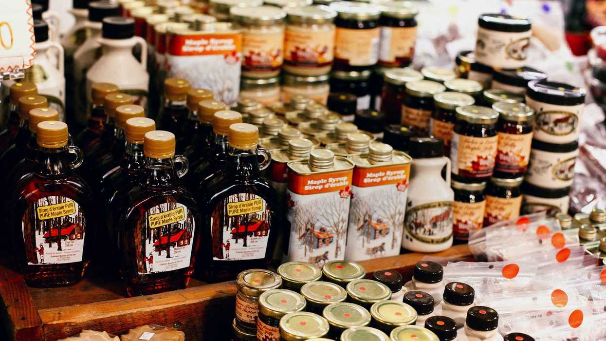 Du sirop d’érable en vente.