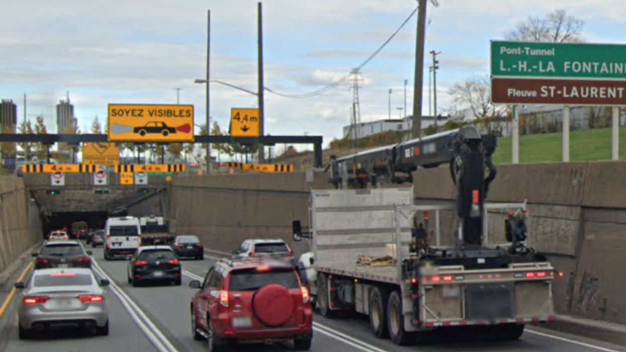 Du trafic automobile à lL'entrée du tunnel Louis-Hippolyte-La Fontaine.