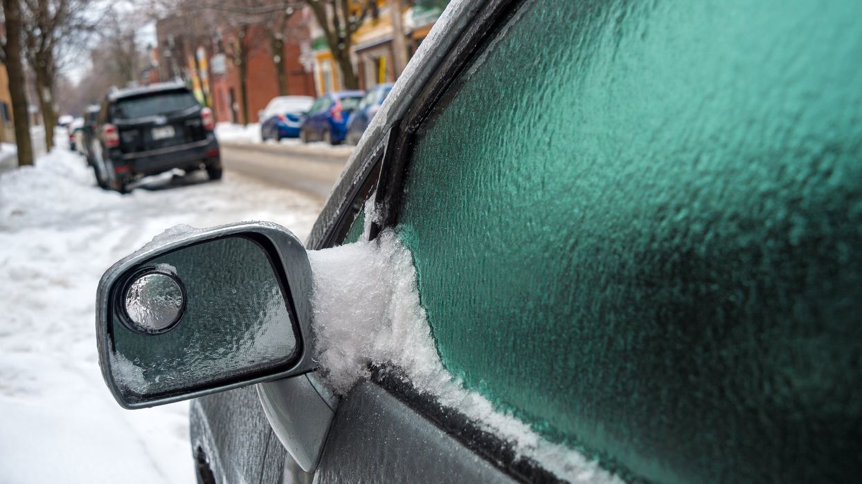 Du verglas sur une voiture à Montréal.