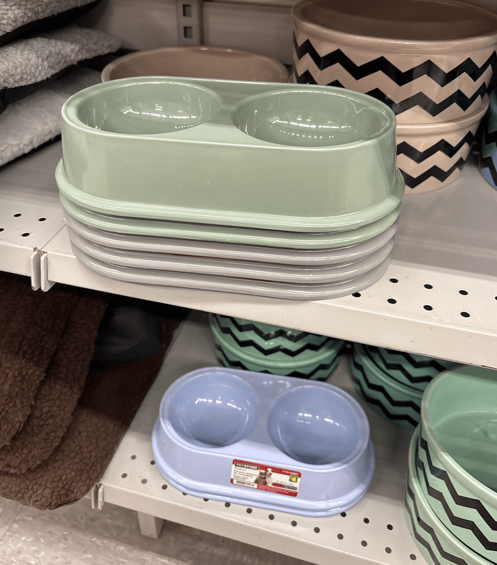 Duo de bols en plastique sur les tablettes du Dollarama.