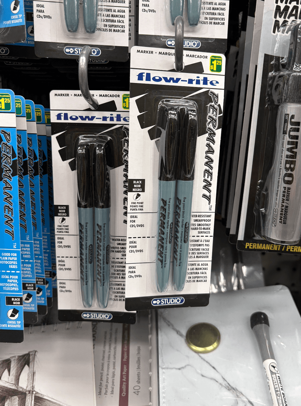 Duo de marqueurs noirs sur les \u00e9tag\u00e8res du Dollarama.