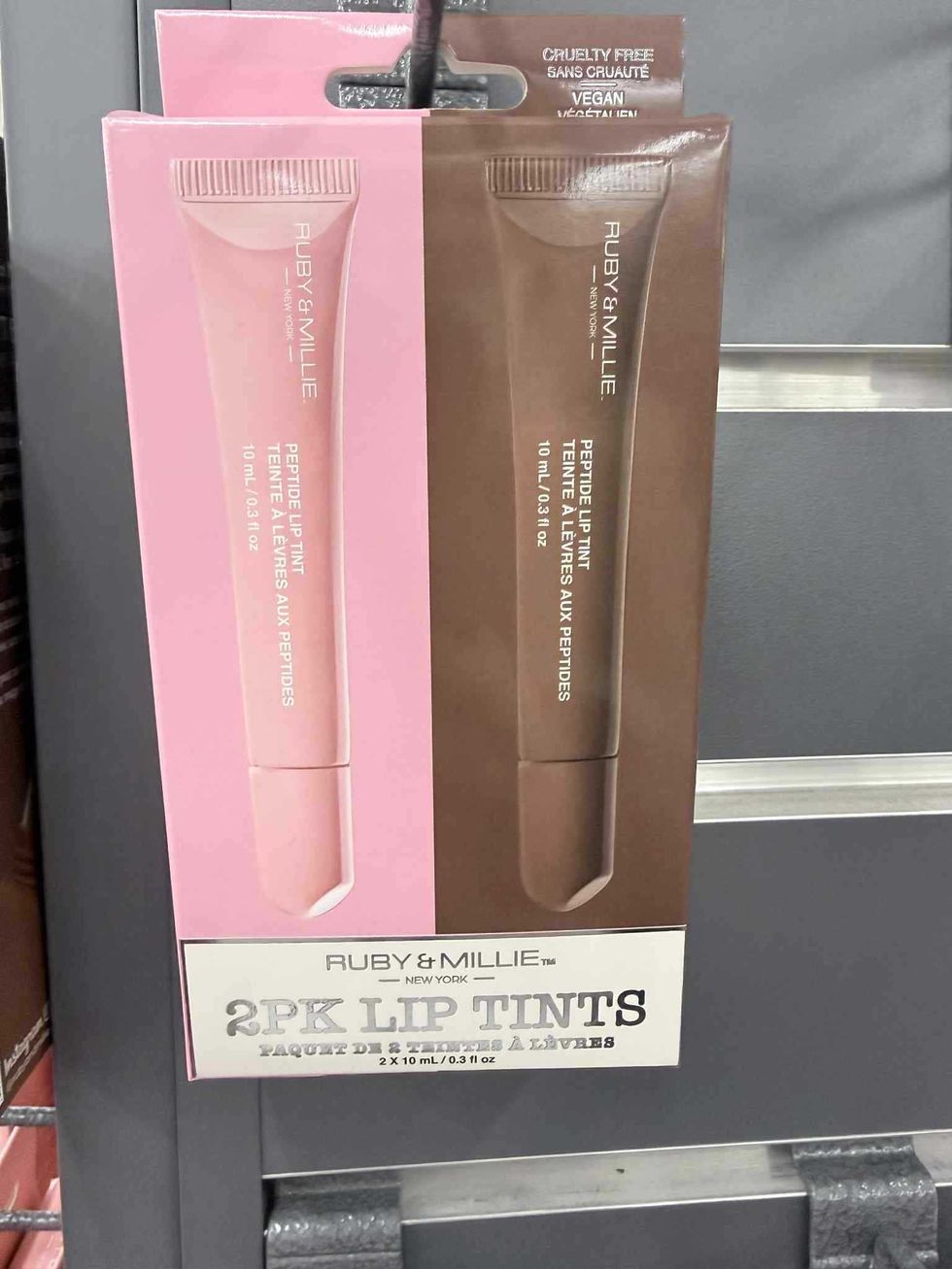 Duo de teintes \u00e0 l\u00e8vres en vente au Tigre G\u00e9ant pour 6 $ .