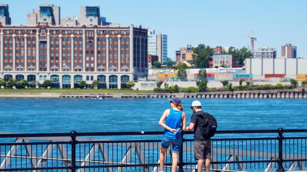 Duo lors d'une journée ensoleillée au Québec.