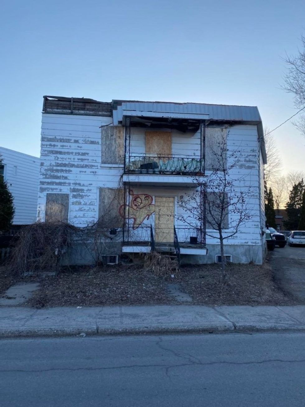 Duplex barricad\u00e9 \u00e0 vendre.