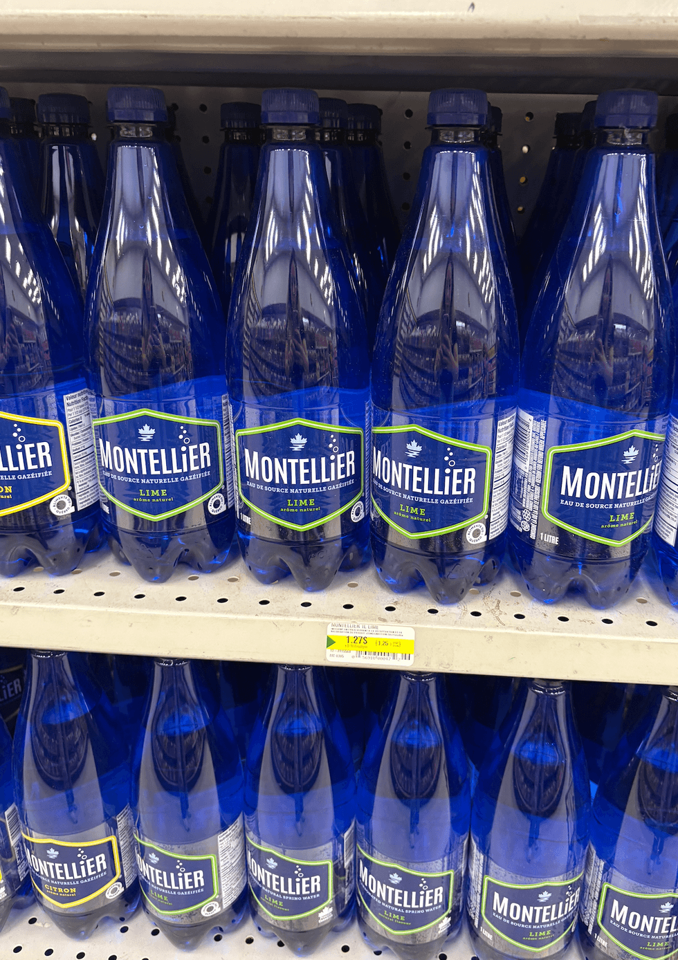 Eaux de source naturelles gaz\u00e9ifi\u00e9es Montellier sur les tablettes du Dollarama.