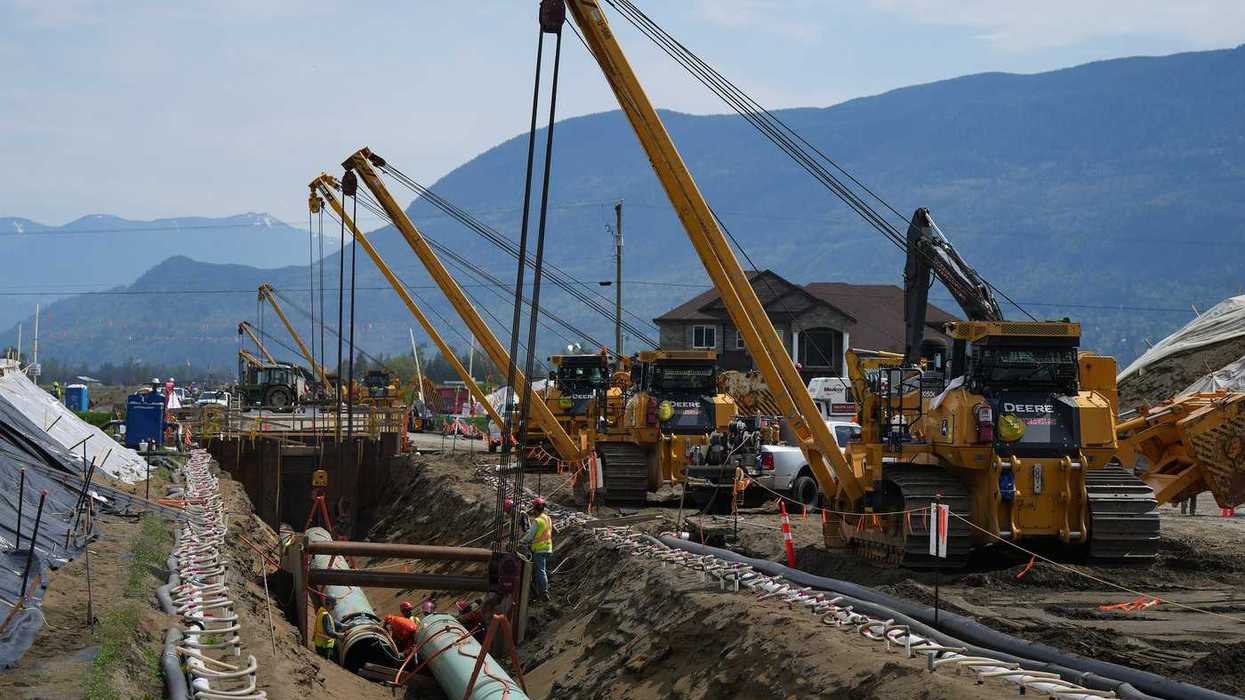Economy tops environment for Canadians: poll