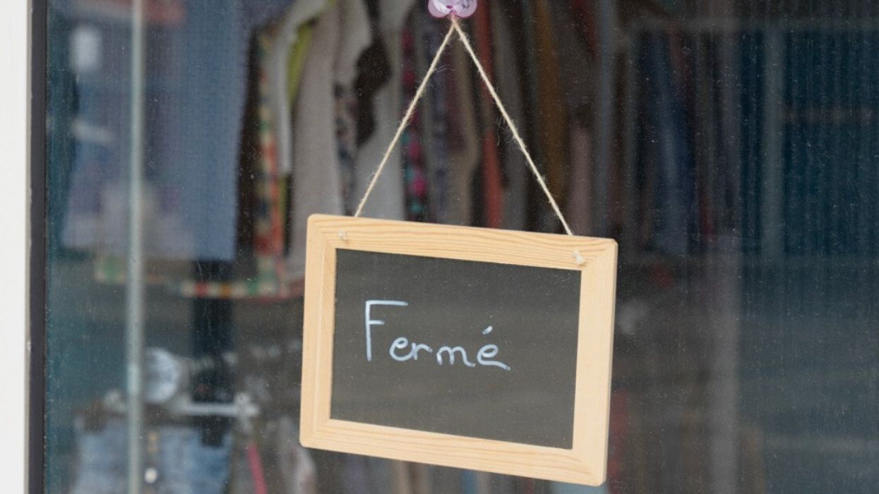 Écriteau fermé accroché à une vitre.