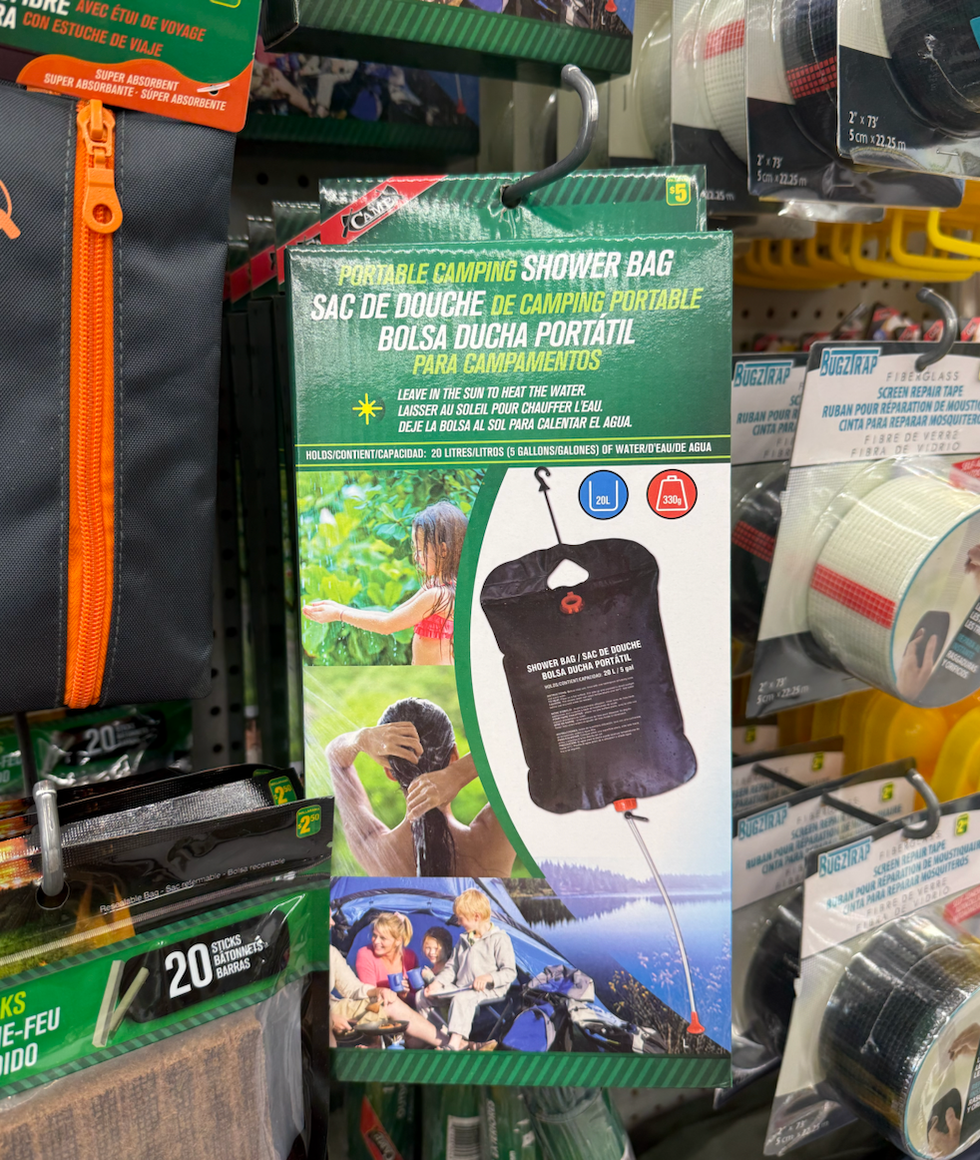 Emballage contenant un sac noir de douche portatif de 20 litres au Dollarama.