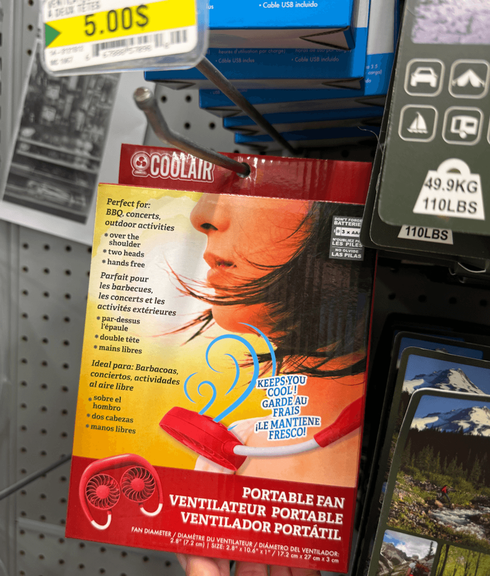 Emballage d'un ventilateur de cou portatif rouge vendu chez Dollarama.