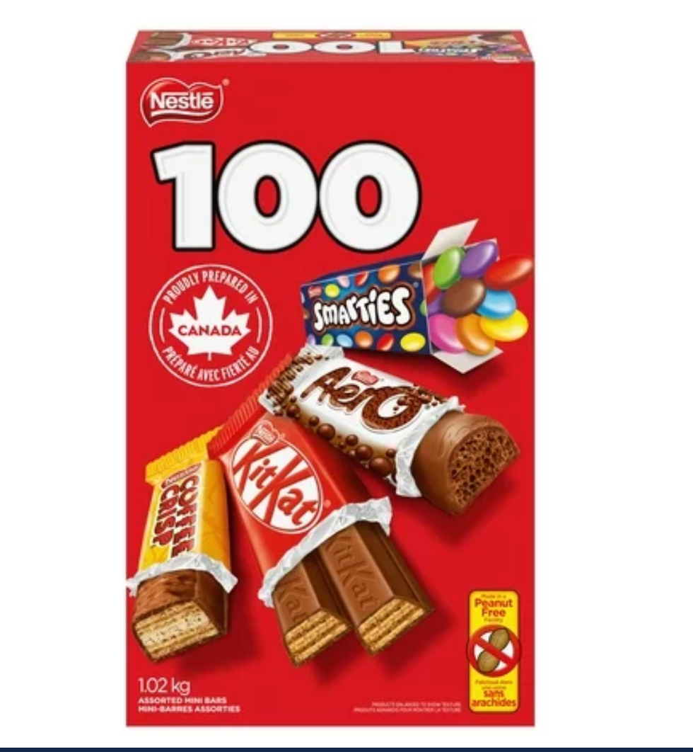 Emballage de 100 mini-barres et friandises Kitkat, Aero, Smarties et Coffee Crisp.