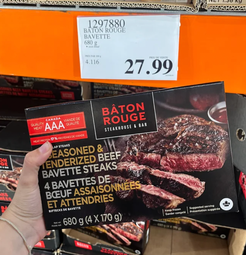 Emballage de bavettes de boeuf assaisonn\u00e9es dans une main au Costco.