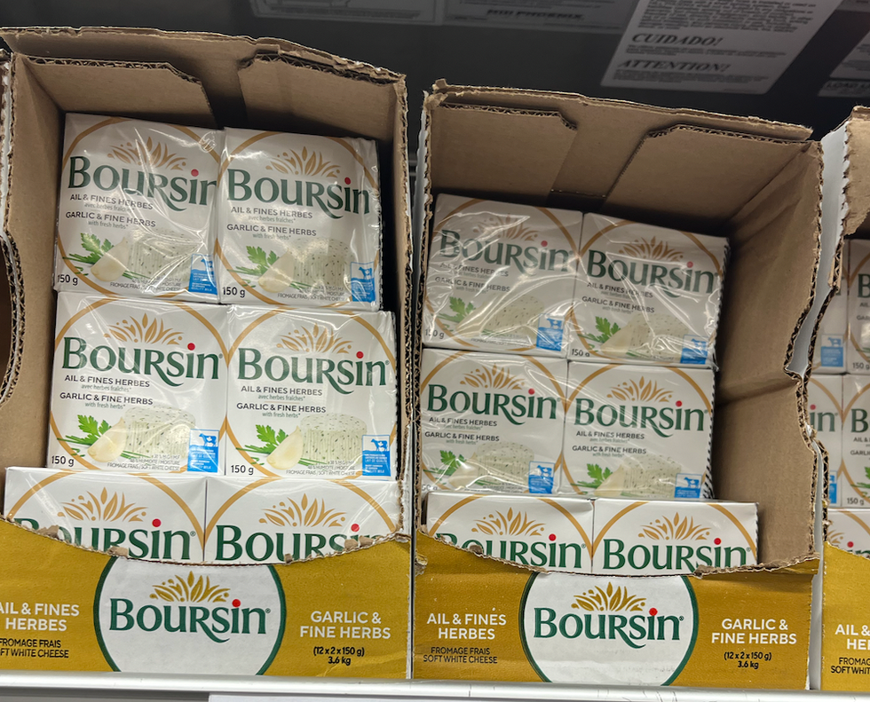 Emballage de deux fromages Boursin Ail & Fines herbes dans le comptoir du Costco.