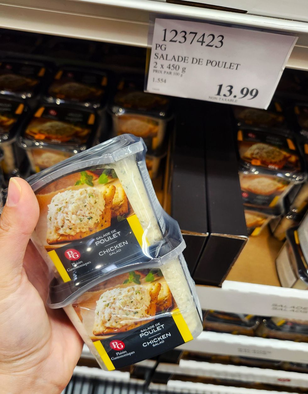 Emballage de deux salade de poulet de la marque Plaisirs gastronomiques.