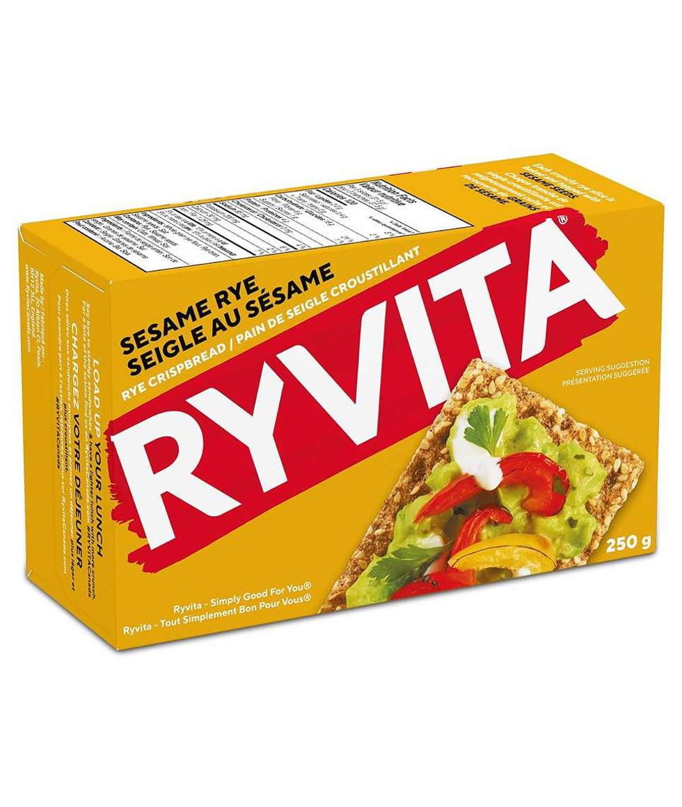 Emballage de pain croustillant au s\u00e9same et au seigle Ryvita sur fond blanc.