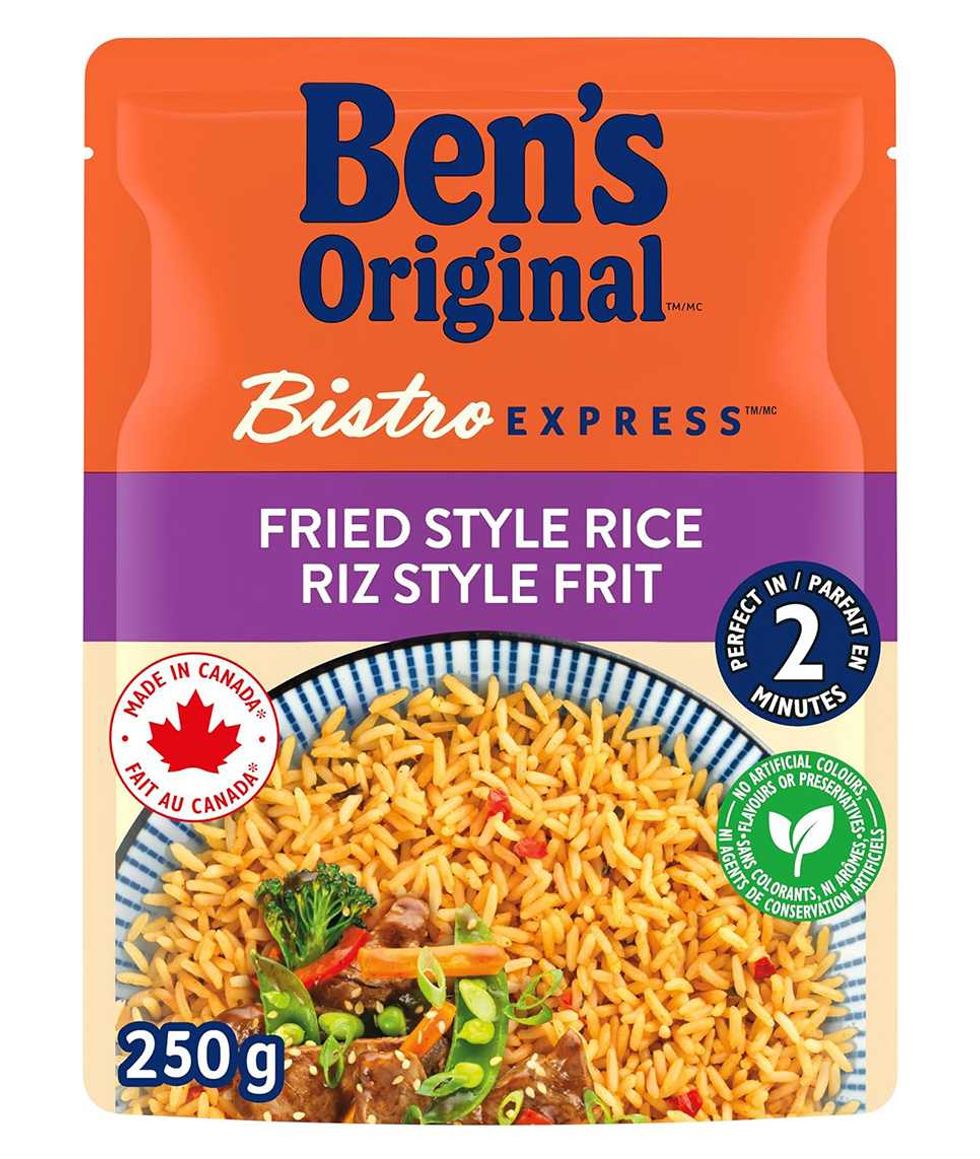 Emballage de riz style frit Bistro Express Uncle Ben's sur fond blanc.